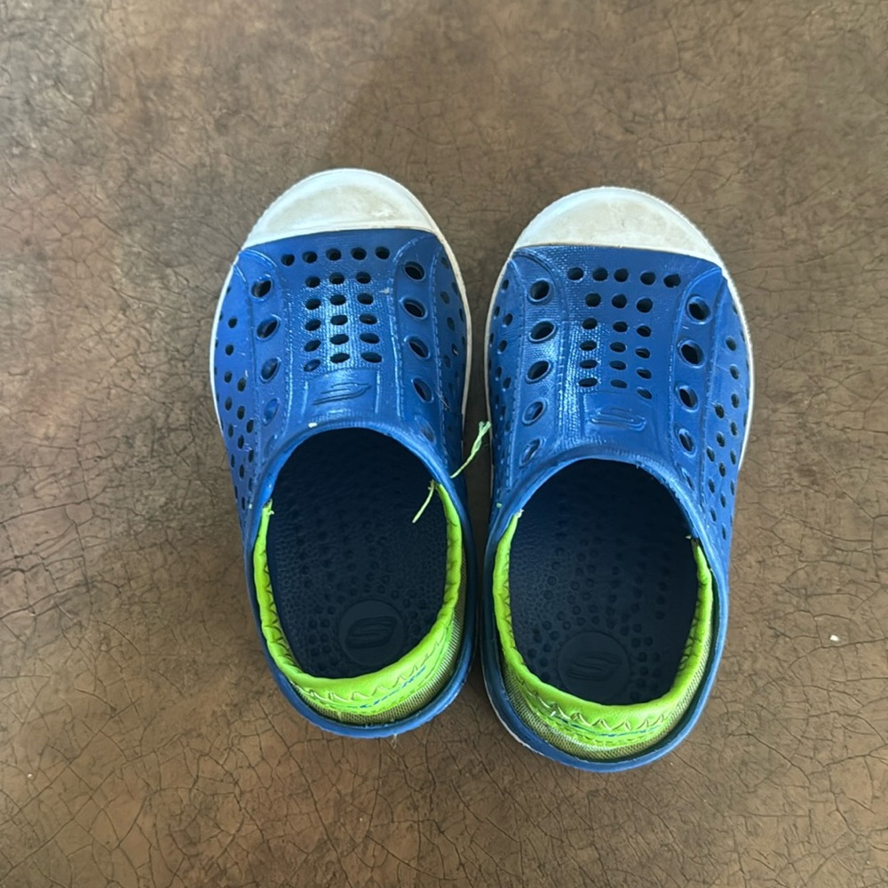 Kid's waterproof Skechers Guzman foam rubber slip on shoes. Size 6.